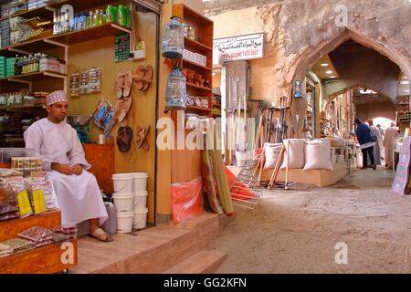 Im Inneren der Souk in Nizwa Altstadt, westlichen Hajar, Oman ein omanischer Mann traditionell gekleidet Stockfoto