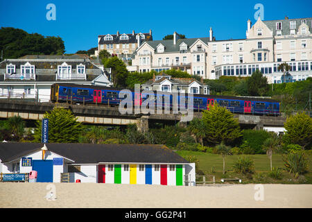 Der Zug passiert Porthminster Strand in St. Ives, Cornwall Stockfoto