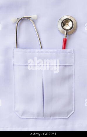roten Stethoskop In weißen Ärzte Kitteltasche Stockfoto