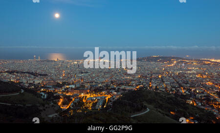 Blick auf die Stadt Barcelona nach Sonnenuntergang Stockfoto