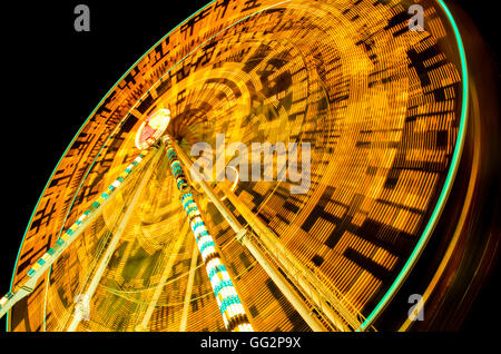 Riesenrad am Festplatz in dunkles Licht Spinnen Stockfoto