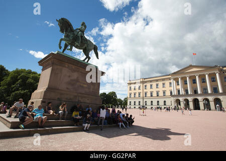 Statue von Carl Johan vor dem königlichen Palast, die offizielle Residenz des heutigen norwegischen Monarchen König Harald V, Oslo, Norwegen Stockfoto