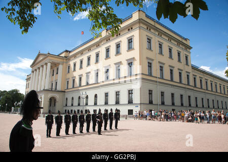 Der königlichen Wachablösung auf dem königlichen Palast, die offizielle Residenz des heutigen norwegischen Monarchen König Harald, Oslo, Norwegen Stockfoto