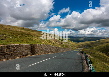 Nach oben Buttertubs Pass Yorkshire Road (eine berühmte Radweg) Richtung Muker und in Swaledale, Yorkshire Dales National Park, UK suchen Stockfoto