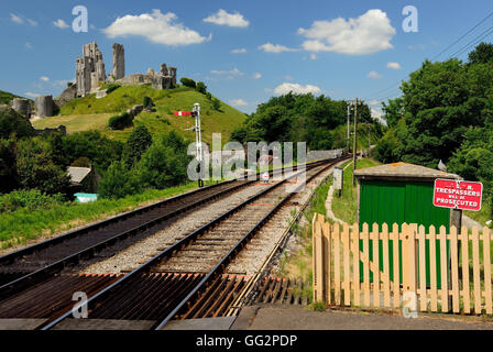 Corfe Castle neben der Swanage Railway. (Gesehen vom Bahnsteig). Stockfoto