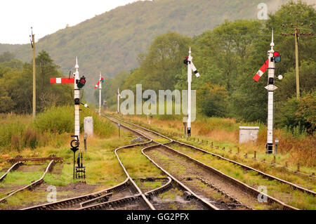 Semaphore Signale auf der North Yorkshire Moors Railway, gesehen von der Plattform am Levisham Bahnhof. Stockfoto