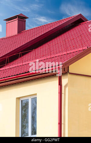 neuen roten Ziegeldach mit Schornstein und Regen Rinne Stockfoto