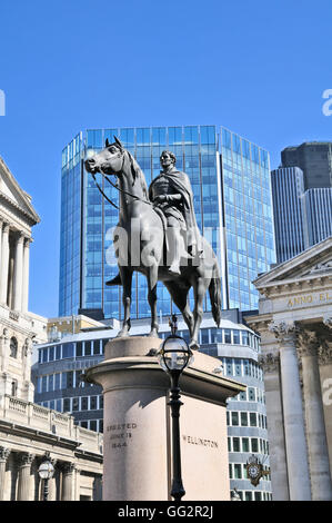 Reiterstatue des Herzogs von Wellington in Londons Bankenviertel, Threadneedle Street, City of London, England, UK Stockfoto