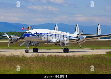 Genf/Schweiz 5. August 2015: Eines der ältesten Flugzeuge Douglas DC-3 Dakota von Breitling besteuern, um am Genf Flughafen abheben. Stockfoto