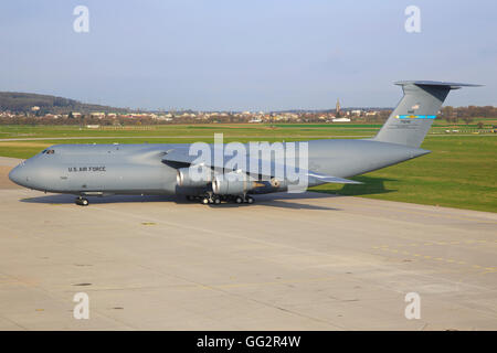 Stuttgart/Deutschland 3. Juni 2015: C5-M Super Galaxy aus USA Luftwaffe am Stuttgarter Flughafen. Stockfoto