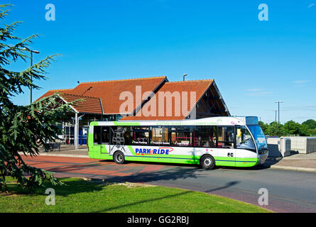 Bus geparkt in Mönche Cross Park & Ride-Anlage, in der Nähe von York, North Yorkshire, England UK Stockfoto