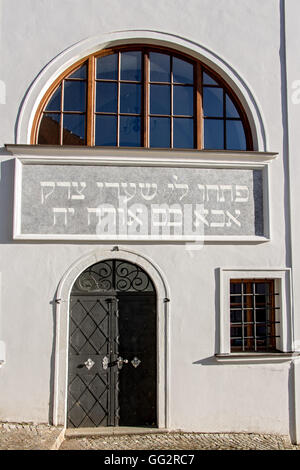 Eingang in die Synagoge mit einer Inschrift über der Tür. Stockfoto