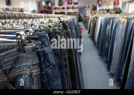 Hose auf einem Kleiderbügel im Speicher hängen. Detail der Jeans im Shop. Stockfoto
