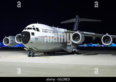 Stuttgart/Deutschland 12. März 2015: Kuwait Luftwaffe Boeing C-17A Globemaster III am Stuttgarter Flughafen. Stockfoto