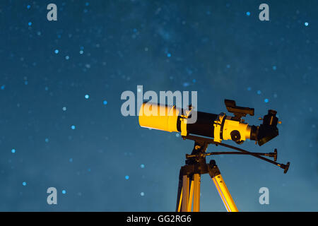 Astronomischen Teleskop richtete in den Sternenhimmel in der Nacht. Realen Geräten und Nachthimmel. Teleskop auf dem Stativ. Stockfoto