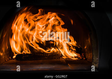 Feuer, Hitze und Wärme aus Protokollen in einem Holzofen. Stockfoto