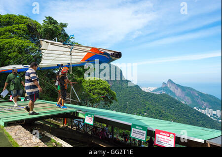 RIO DE JANEIRO - 22. März 2016: Arbeiter bereitet ein Hängegleiter in einer Produktionslinie von der Rampe bei Pedra Bonita ausziehen. Stockfoto