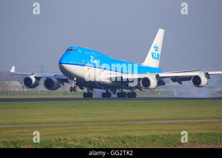 Amsterdam/Niederlande 9. April 2016: Boeing 747 von KLM landet auf dem Flughafen Amsterdam Stockfoto