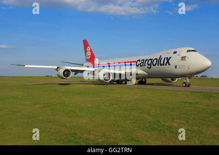 Luxemburg/Luxemburg 9. April 2016: Boeing 748 von Cargolux Besteuerung am Flughafen Luxemburg Stockfoto