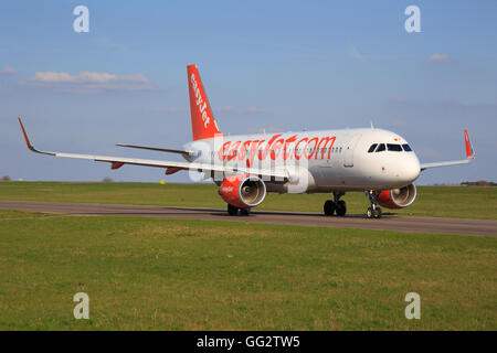 Luxemburg/Luxemburg 9. August 2015: Airbus 320 von der Besteuerung von Easyjet am Flughafen Luxemburg Stockfoto