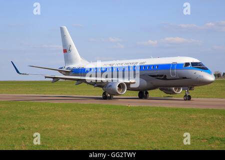 Luxemburg/Luxemburg 9. August 2015: Embrear 190 aus viel Besteuerung am Flughafen Luxemburg Stockfoto