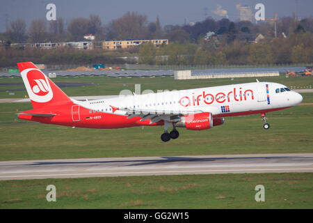 BERLIN, Deutschland - 17. August 2014: Air Berlin Airbus A319 kommt zum Flughafen Tegel. Stockfoto