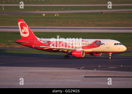 Düsseldorf/GermanyAugust 9, 2015: Airbus A320 von airberlin am Flughafen Düsseldorf Stockfoto