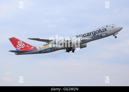 Amsterdam/Niederlande 9. April 2016: Boeing 748 von Cargolux Besteuerung auf dem Amsterdamer Flughafen Stockfoto