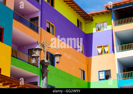 Häuser und Gebäude in Guatape sind wunderschön dekoriert. Stockfoto