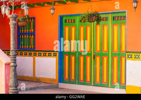 Häuser und Gebäude in Guatape sind wunderschön dekoriert. Stockfoto