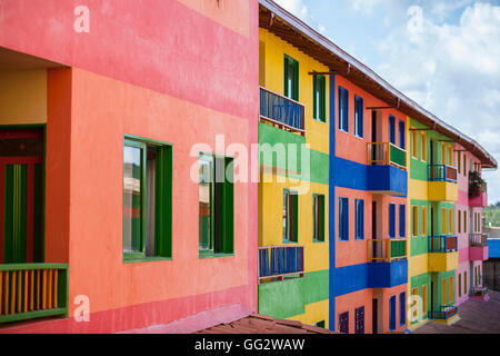 Häuser und Gebäude in Guatape sind wunderschön dekoriert. Stockfoto