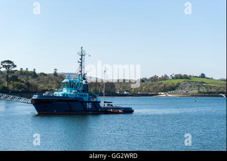 Bantry Ölterminal Schlepper "Thrax" ankern in Bantry Harbour, West Cork, Irland. Stockfoto