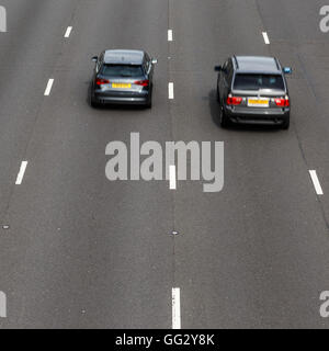 2 Autos auf die 4-spurige Abschnitt der Autobahn M1, Blick nach Norden. In Selston, Nottinghamshire, Englan Stockfoto