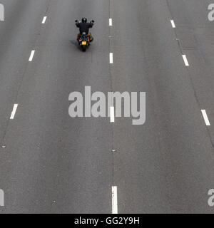 Motorrad auf die 4-spurige Abschnitt der Autobahn M1, Blick nach Norden. In Selston, Nottinghamshire, E Stockfoto