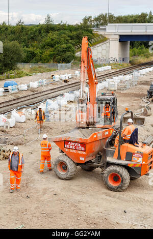 Bauarbeiter vor Ort neben einem Abschnitt der Bahn verfolgen. In Ilkeston, Derbyshire, England. Stockfoto