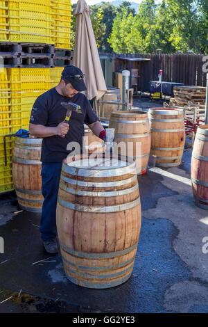 WEINIG Arbeiter, Reparatur Weinfass, Alpha Omega Winery, Napa Valley, California, Vereinigte Staaten von Amerika Stockfoto