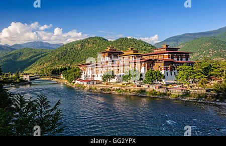 Punakha Dzong, Festung von Bhutan, Zusammenfluss von zwei fließenden blauen Fluss und Hintergrund der grünen Berge des Himalaya, kopieren Raum Stockfoto