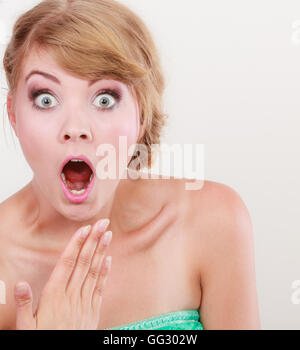 Emotionaler Gesichtsausdruck weit aufgerissenen Augen Frau sah überrascht Mädchen öffnen Mund Handbewegung Stockfoto
