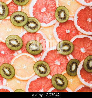 Frische Zitrusfrüchte Scheiben Hintergrund von oben gesehen. Grapefruit, orange, Kiwi-Muster Stockfoto