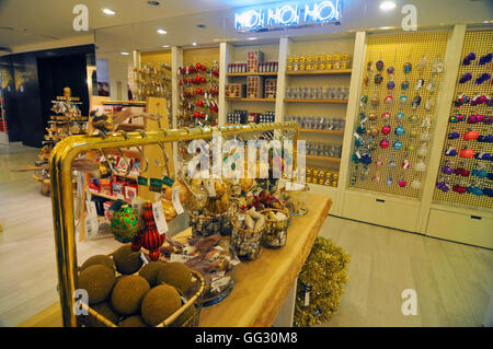 London, UK, 1. August 2016, Selfridges Kaufhaus öffnen Weihnachten shop 141 Tage vor Weihnachten. Stockfoto