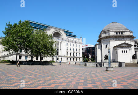 Blick auf die Halle der Erinnerung mit Baskerville Haus auf der linken Seite in Centenary Square, Birmingham, England, Vereinigtes Königreich, Europa. Stockfoto