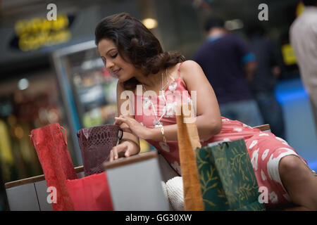 Frau bewundern ihr Einkaufen Stockfoto