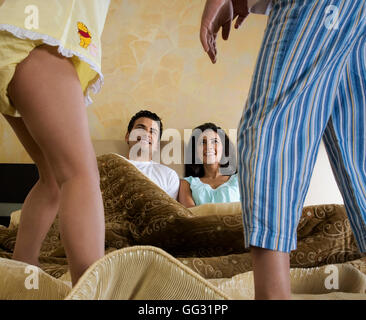 Familie im Schlafzimmer Stockfoto