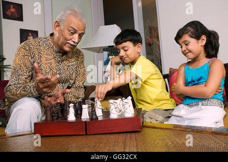 Großvater mit Enkel spielen Stockfoto