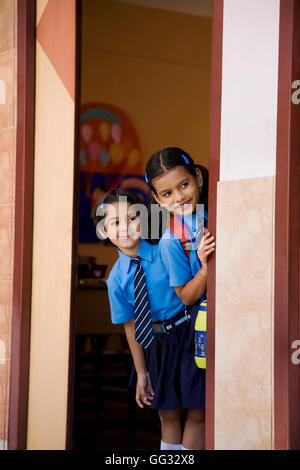 SchülerInnen, die aus einem Klassenzimmer spähen Stockfoto