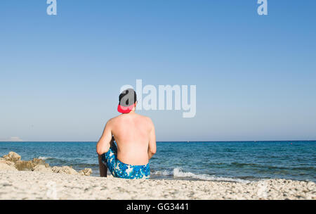 Surfer am Meer am Strand vor dem Hintergrund der schönen Landschaft stehen Stockfoto