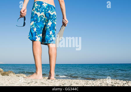 Surfer am Meer am Strand vor dem Hintergrund der schönen Landschaft stehen Stockfoto