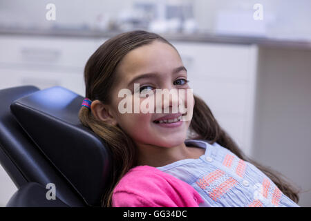 Lächelnde junge Patienten auf Zahnärzte Stuhl sitzend Stockfoto