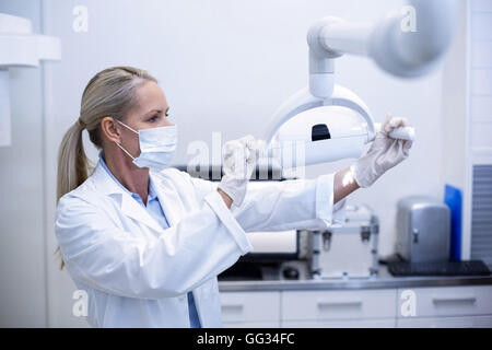 Zahnärztin dental Lichter anpassen Stockfoto