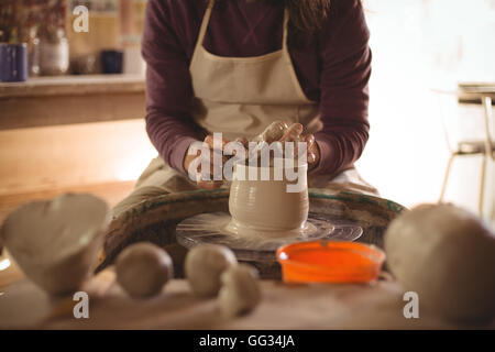 Männliche Potter bildet pot Stockfoto